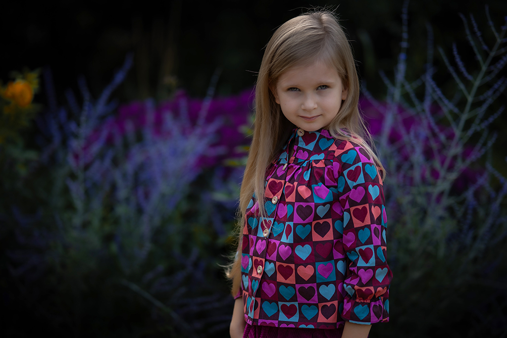 Dziewczyna w bluzce w serca - jesienna sesja Facile Cotton