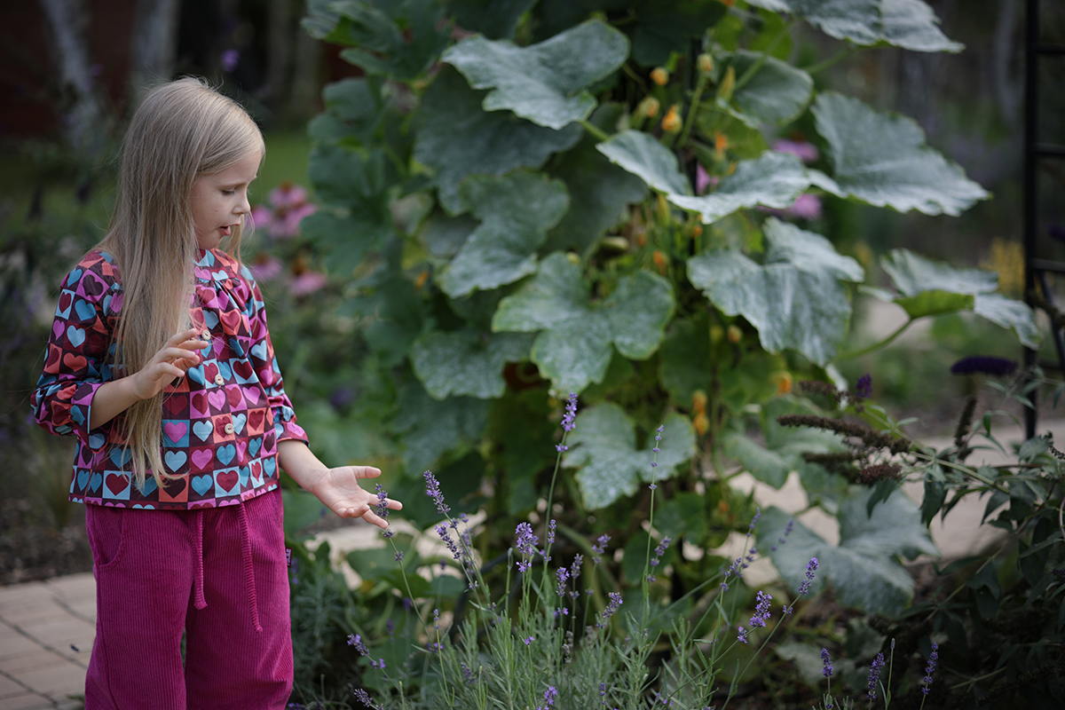 Dziewczynka w bluzce w serca