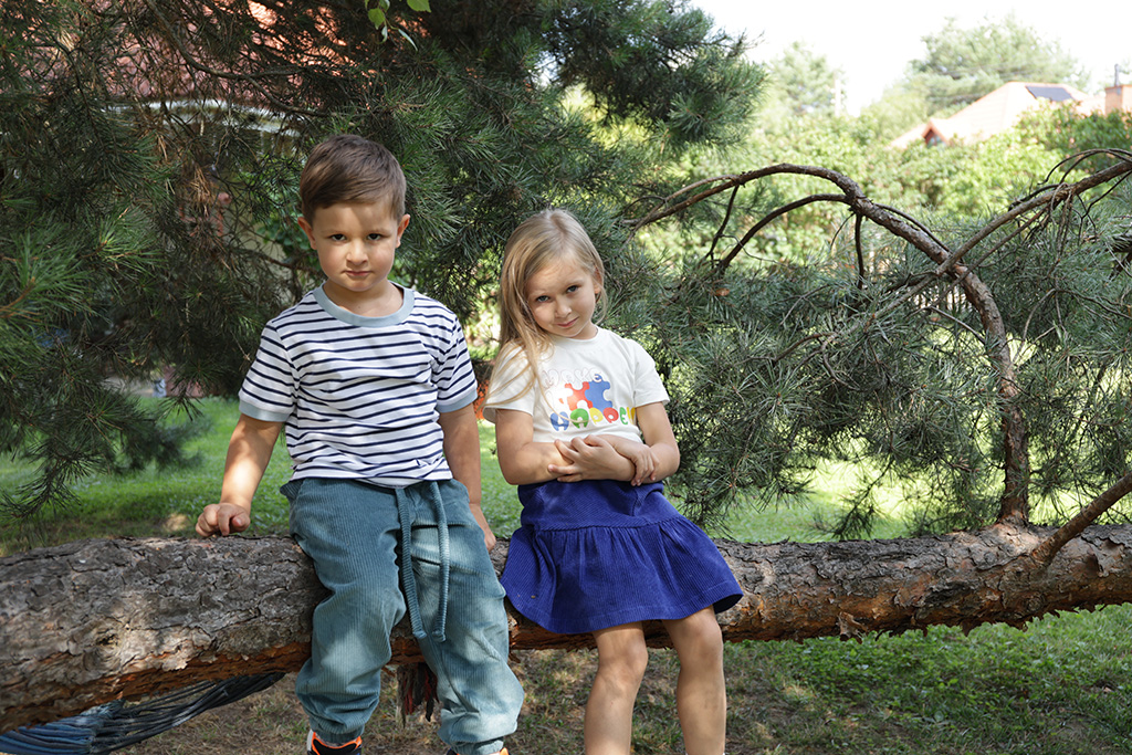 dzieci w ubraniach marki Facile Cotton na konarze