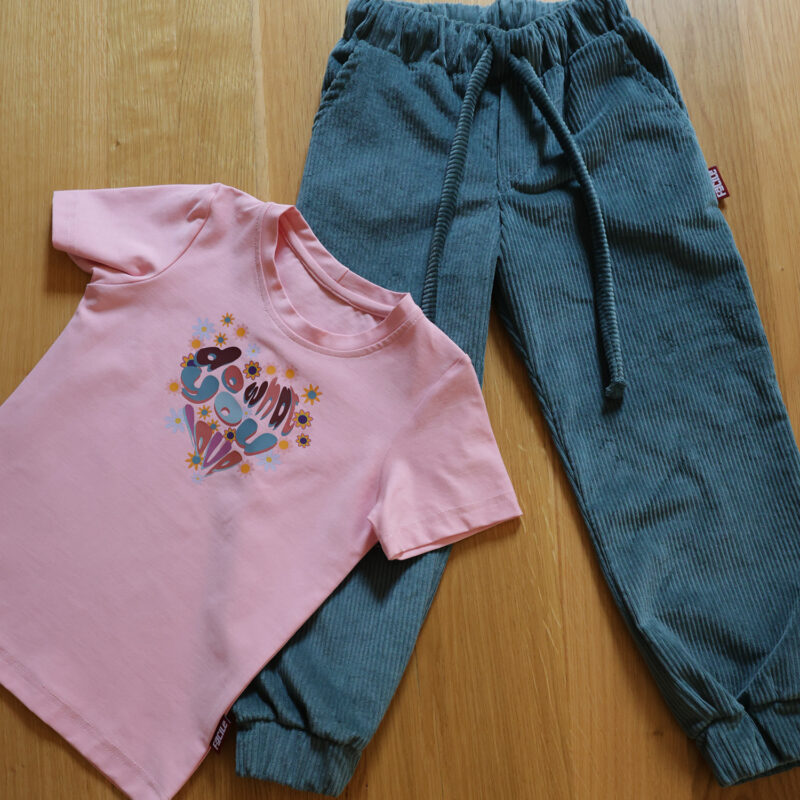 Tshirt w serce i sztruksowe spodnie marki Facile cotton