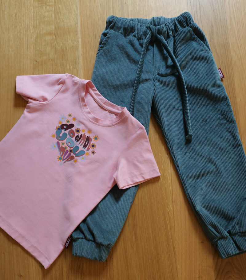 Tshirt w serce i sztruksowe spodnie marki Facile cotton