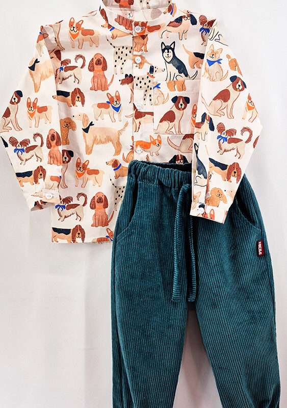 Zestaw koszula w psy i spodnie sztruksowe
